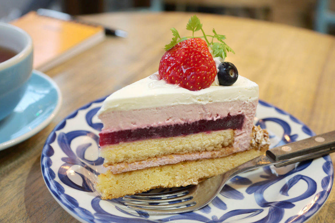 ホワイトチョコと苺のチーズムースタルトの写真